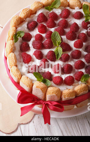 Bella francese dessert lampone charlotte close-up su una piastra verticale. Foto Stock