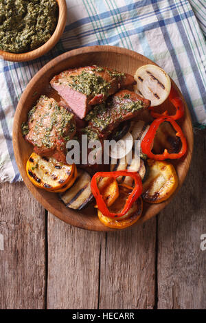 Bistecca e verdure grigliate con pesto di close-up su una piastra verticale vista superiore Foto Stock