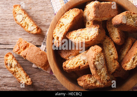 In casa deliziosi biscotti biscotti con mandorle vicino sul tavolo. vista orizzontale dal di sopra Foto Stock