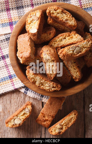 In casa deliziosi biscotti biscotti con mandorle vicino sul tavolo. Verticale in alto consente di visualizzare Foto Stock