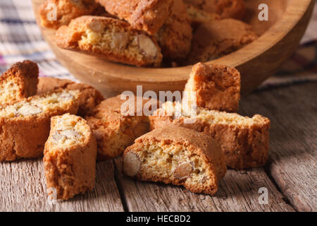 Biscotti italiani deliziosi biscotti con mandorle close up sul tavolo orizzontale. Foto Stock