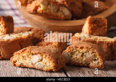 Italiana mandorla biscotti cookies macro sul tavolo. Posizione orizzontale Foto Stock