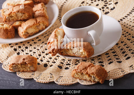 Fragranti caffè e biscotti italiani con le mandorle sulla tavola orizzontale. Foto Stock