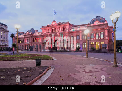 Argentina, Buenos Aires, crepuscolo vista della Casa Rosada sulla Plaza de Mayo. Foto Stock