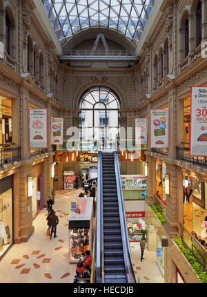 Argentina, Buenos Aires, intersezione della Florida Street e Cordoba Avenue, vista interna del Galerias Pacifico shopping Foto Stock