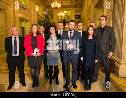 Leader SDLP Colonna Eastwood (terza a destra) con i colleghi di partito, indirizzi media nella grande hall presso gli edifici del Parlamento di Stormont, Belfast, dopo il suo voto di sfiducia nei confronti di Primo Ministro Arlene Foster leadership non riuscita. Foto Stock