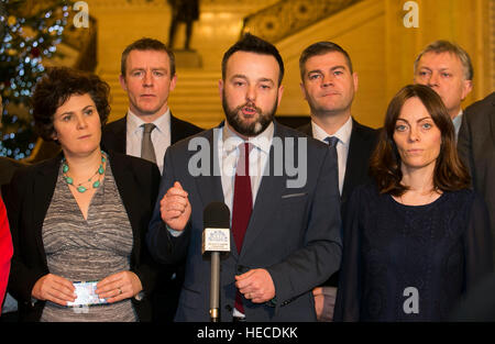 Leader SDLP Colonna Eastwood (al centro) con i colleghi di partito, indirizzi media nella grande hall presso gli edifici del Parlamento di Stormont, Belfast, dopo il suo voto di sfiducia nei confronti di Primo Ministro Arlene Foster leadership non riuscita. Foto Stock