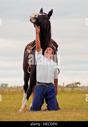 Argentina, Provincia di Buenos Aires, Vagues, Gaucho Martin Tatta con presentazione di doma India, tradizionale cavallo indiano Foto Stock