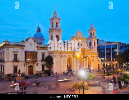 Argentina, Salta, Twilight vista della Basilica Cattedrale. Foto Stock