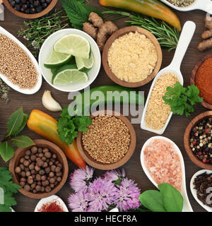 Erbe culinarie e selezione delle spezie su sfondo di quercia. Foto Stock