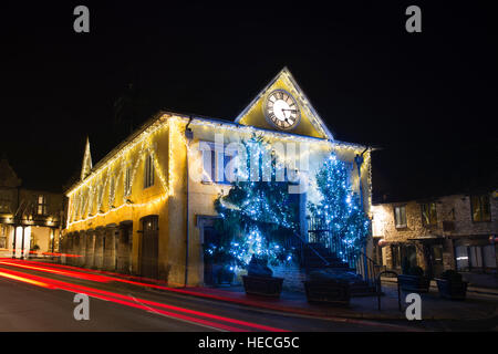 Alberi di Natale e le luci intorno al mercato casa durante la notte. Tetbury, Gloucestershire, Inghilterra Foto Stock