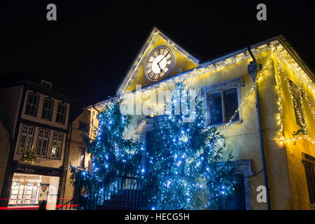 Alberi di Natale e le luci intorno al mercato casa durante la notte. Tetbury, Gloucestershire, Inghilterra Foto Stock