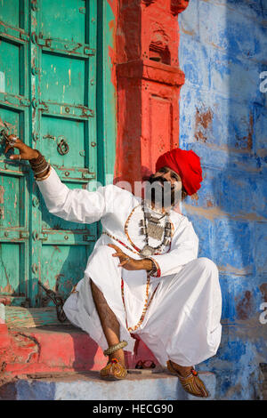 L uomo dal Rajasthan vestito in abiti tradizionali, Jodhpur, Rajasthan, India Foto Stock