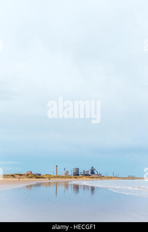 La ridondante Redcar steel works affacciato sulla spiaggia di Redcar e costiera Foto Stock