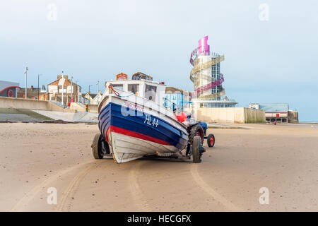 Redcar beach in Cleveland a bassa marea con una barca da pesca sulla sabbia Foto Stock