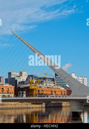 Argentina, Provincia di Buenos Aires, la città di Buenos Aires, vista del Puente de la Mujer in Puerto Madero. Foto Stock