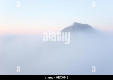 Montagna Askival emergenti dalle nuvole, isola di rum, Scotland, Regno Unito Foto Stock