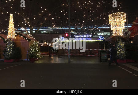 Vista generale della scena sul KurfÂŸrstendamm, Berlino come nove persone sono morti e ancora più feriti dopo un carrello arata in un affollato mercato di Natale a Berlino. Foto Stock