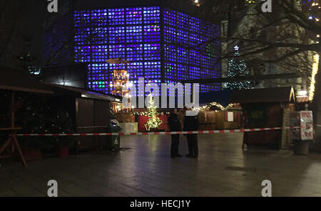 Vista generale della scena sul KurfÂŸrstendamm, Berlino come nove persone sono morti e ancora più feriti dopo un carrello arata in un affollato mercato di Natale a Berlino. Foto Stock