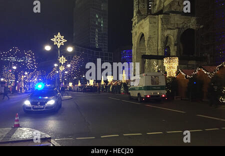 Di polizia sulla KurfÂŸrstendamm, Berlino come nove persone sono morti e ancora più feriti dopo un carrello arata in un affollato mercato di Natale a Berlino. Foto Stock