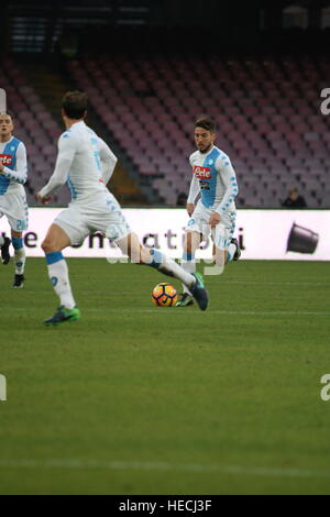 Napoli, Italia. Xviii Dicembre, 2016. Dries Mertens (SSC Napoli ) in azione durante la partita di calcio tra SSC Napoli e Torino F.C. presso lo Stadio San Paolo di Napoli .Risultato finale Napoli vs. Torino F.C. 5-3 © Salvatore Esposito/Pacific Press/Alamy Live News Foto Stock