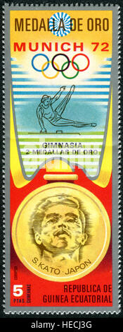 Un timbro stampato in Guinea Equatoriale, mostra Sawao Kato - Medalists delle Olimpiadi di estate 1972, Monaco di Baviera Foto Stock