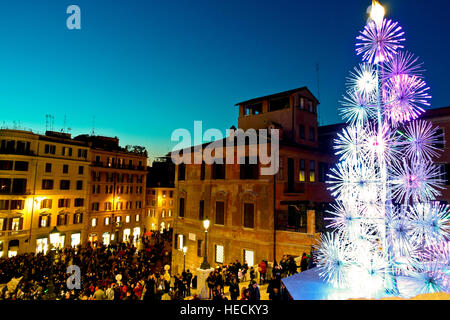 Albero a LED di Natale, offerto da Bulgari; in Piazza di Spagna, Piazza di Spagna. Tempo di Natale a Roma, umore natalizio, stagione invernale. Italia, Europa, UE Foto Stock