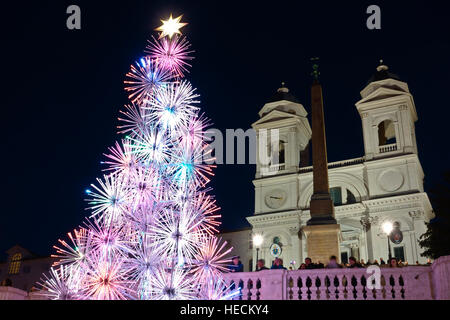 Albero a LED di Natale, offerto da Bulgari; in Piazza di Spagna, Trinità dei Monti, Piazza di Spagna. Roma, Italia, Europa, Unione europea, UE. Foto Stock