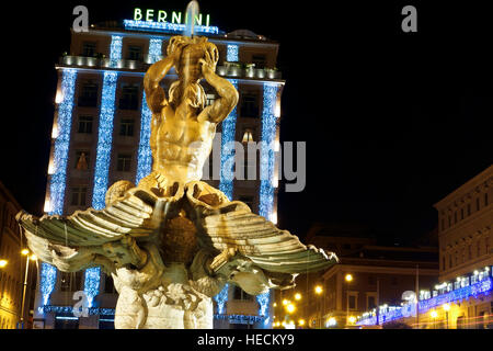 Piazza Barberini a Natale. Fontana del Tritone di Gian Lorenzo Bernini, Hotel Bernini, esterno dell'hotel 5 stelle di lusso. Di notte. Roma, Italia, Europa, UE Foto Stock