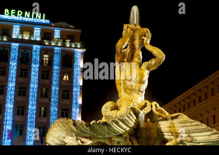 Piazza Barberini a Natale. Fontana del Tritone di Gian Lorenzo Bernini, Bernini, Hotel di lusso a 5 stelle hotel esterno. Il Natale di Roma, Italia EU di notte Foto Stock