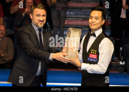 Marco fu vince lo Scottish Open Snooker Championship 2016 e viene presentato con il Stephen Hendry Trophy all'Emirates Arena di Glasgow. Foto Stock