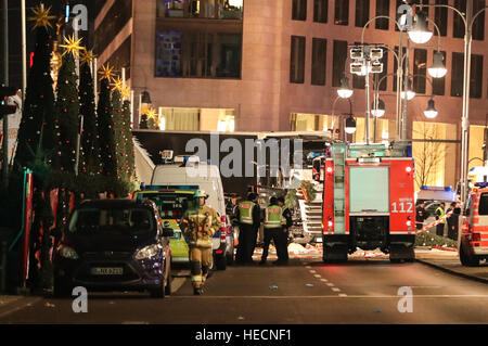 Berlino, Germania. Xix Dec, 2016. Il lavoro di polizia accanto al camion che accelerato in un mercatino di natale a Berlino, Germania, Dic 19, 2016. Un autocarro arata in una folla in un mercato di Natale a Berlino il lunedì sera, uccidendo nove persone e il ferimento di altri 50, Berlino polizia ha annunciato. © Shan Yuqi/Xinhua/Alamy Live News Foto Stock