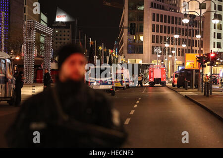 Berlino, Germania. Xix Dec, 2016. La polizia guardia vicino ad un camion che accelerato in un mercatino di natale a Berlino, Germania, Dic 19, 2016. Un autocarro arata in una folla in un mercato di Natale a Berlino il lunedì sera, uccidendo nove persone e il ferimento di altri 50, Berlino polizia ha annunciato. © Shan Yuqi/Xinhua/Alamy Live News Foto Stock