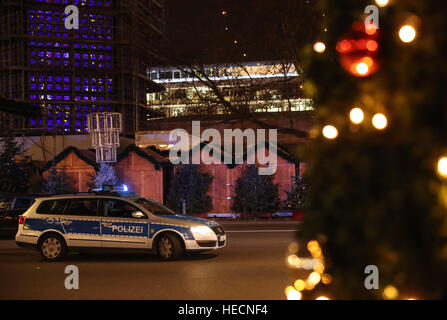 Berlino, Germania. Xix Dec, 2016. Un veicolo di polizia si erge dal vicino al sito di un camion crash a un mercato di Natale a Berlino, Germania, Dic 19, 2016. Un autocarro arata in una folla in un mercato di Natale a Berlino il lunedì sera, uccidendo nove persone e il ferimento di altri 50, Berlino polizia ha annunciato. © Shan Yuqi/Xinhua/Alamy Live News Foto Stock