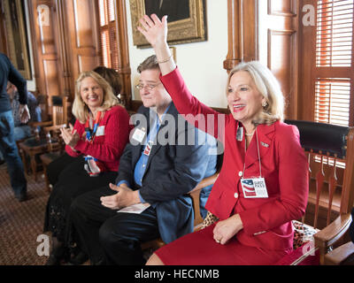 Austin, Texas, Stati Uniti d'America. Xix Dec, 2016. Texas elettori NEGLI STATI UNITI Collegio elettorale di soddisfare al Texas Capitol a votare per il presidente Donald Trump e Vicepresidente Mike Pence. Centinaia di manifestanti hanno intonato al di fuori del Campidoglio durante la votazione. Credito: Bob Daemmrich/Alamy Live News Foto Stock