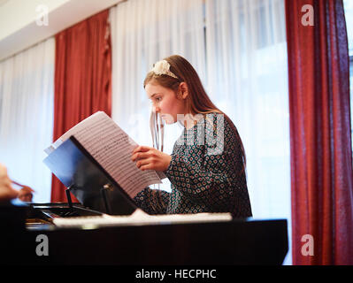 Vienna, Austria. Xviii Nov, 2016. Il compositore britannico e musicista Alma Deutscher ripete per la sua opera Cenerentola, a Vienna (Austria), 18 novembre 2016. Le anteprime di opera il 29 dicembre 2016 a Vienna. Foto: Christian vento/dpa/Alamy Live News Foto Stock