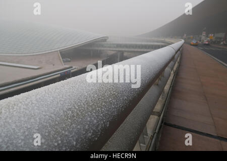 Pechino, Cina. Xx Dec, 2016. Pechino Capital International Airport è avvolta nel smog a Pechino Capitale della Cina, Dic 20, 2016. Lo smog pesante dal lunedì notte per le prime ore della mattina di martedì ha provocato una diffusa volo ritardi e cancellazioni all'aeroporto. © Li Mingfang/Xinhua/Alamy Live News Foto Stock