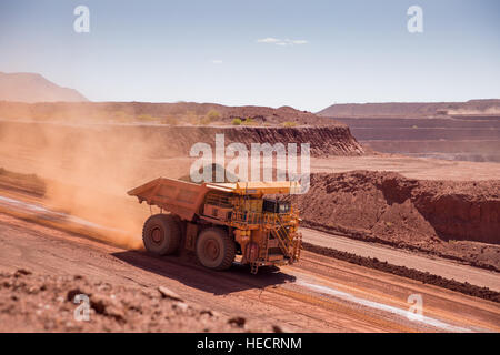 (161220) -- SYDNEY, Dic 20, 2016 (Xinhua) -- Un autonomo carrello trasporta il minerale di ferro a Rio Tinto Ltd.'s Nammuldi sotto acqua tavola miniera nella regione Pilbara, Australia, Dic 14, 2016. Rio Tinto è attualmente in trattative con produttori di acciaio Baosteel Group e gruppo Shougang su un nuovo meccanismo di determinazione dei prezzi per la sua minerale Australiano, tuttavia i clienti chiave non hanno ancora accettato i termini. Rio Tinto in cerca di un nuovo meccanismo di determinazione dei prezzi per il minerale di ferro con i clienti cinesi è giustificato dato il drammatico in sollevamento i prezzi del carbone da coke, chief executive Jean-Sebastian Jacques crede. (Xinhua/Matt Burge Foto Stock