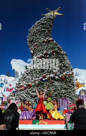 Los Angeles, Stati Uniti d'America. Xix Dec, 2016. Artisti eseguono durante il 'Grinchmas' celebrazione presso la Universal Studios di Hollywood a Los Angeles, negli Stati Uniti, a Dic. 19, 2016. © Zhang Chaoqun/Xinhua/Alamy Live News Foto Stock