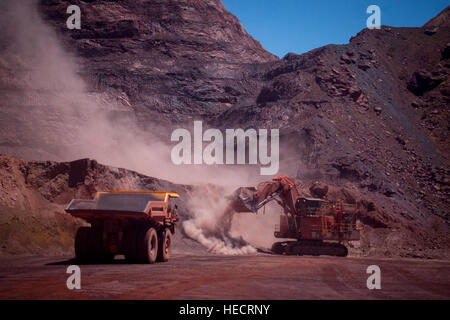 Sydney, Australia. Xiv Dic, 2016. Un camion prende il materiale di scarto da Rio Tinto Ltd. Paraburdoo della miniera nella regione Pilbara, Australia, Dic 14, 2016. Rio Tinto è attualmente in trattative con produttori di acciaio Baosteel Group e gruppo Shougang su un nuovo meccanismo di determinazione dei prezzi per la sua minerale Australiano, tuttavia i clienti chiave non hanno ancora accettato i termini. Rio Tinto in cerca di un nuovo meccanismo di determinazione dei prezzi per il minerale di ferro con i clienti cinesi è giustificato dato il drammatico in sollevamento i prezzi del carbone da coke, chief executive Jean-Sebastian Jacques crede. © Matt Burgess/Xinhua/Alamy Live News Foto Stock