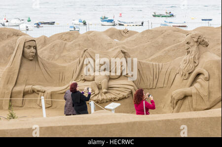 Presepe scena sabbia scupture sulla spiaggia di Las Canteras a Las Palmas, Gran Canaria Foto Stock