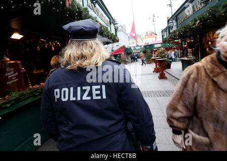 Amburgo, Germania. Xx Dec, 2016. Una poliziotta passeggiate attraverso il mercato di Natale al di fuori del municipio di Amburgo, Germania, 20 dicembre 2016. La sicurezza è di essere intensificate in scia del sospetto attacco a Berlino. Foto: Christian Charisius/dpa/Alamy Live News Foto Stock