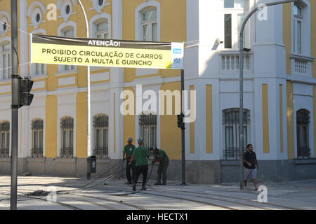 Rio de Janeiro, Brasile, 19 Dicembre 2016: Il VLT Carioca (Light Rail veicolo) è stato uno dei principali lasciti del Rio 2016 Giochi Olimpici, ma durante i Giochi Olimpici, solo una sezione lavorata, che collega l'Aeroporto Santos Dumont a Novo Rio bus terminal. Questo fine settimana, Rio è il Municipio ha inaugurato un nuovo tratto di VLT Carioca, collegando la prossimità del Central do Brasil con Praça XV. L'inaugurazione è stato solo un caso politico, poiché ci sono ancora molti i lavoratori che operano nella zona e il servizio di trasporto passeggeri dovrebbe solo essere operativo nel gennaio 2017, sotto la gestione del nuovo sindaco di Foto Stock