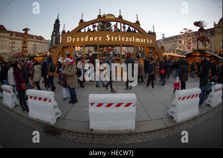 Dresden, Germania. Xx Dec, 2016. I blocchi di calcestruzzo impedire accesso veicolare al Striezel mercatino di Natale di Dresda, Germania, 20 dicembre 2016. È stata rafforzata la sicurezza nei mercati di tutto il paese nella scia del mortale attacco del carrello in un affollato mercato di Natale nel centro di Berlino e il lunedì sera (19.12.16). Foto: Arno Burgi/dpa-Zentralbild/dpa/Alamy Live News Foto Stock