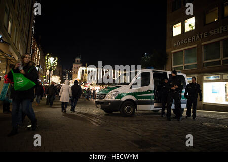 Norimberga, Germania. Xx Dec, 2016. Poliziotti guard ingresso Hauptmarkt. Dopo l attacco di camion sul mercato di Natale sulla Breitscheidplatz Berlino ieri, con dodici sinistra morti e quasi cinquanta feriti, Norimberga autorità hanno aumentato la presenza della polizia intorno al centro storico della città nel nord della Baviera. Ogni ingresso è custodito da vari poliziotti, dotata di pistole mitragliatrici. Grandi furgoni di polizia sono parcheggiate a bloccare gli ingressi per i veicoli. Il numero di visitatori non sembra essere caduto. Credito: ZUMA Press, Inc./Alamy Live News Foto Stock