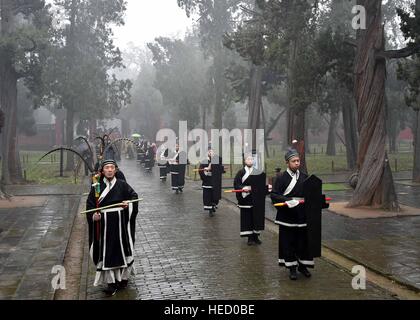 Zoucheng. Xxi Dec, 2016. Una tradizionale cerimonia sacrificale è organizzata per commemorare Mencius presso il Tempio e il maniero della famiglia di Mencius nella città di Zoucheng, est della Cina di Provincia di Shandong, Dic 21, 2016 il solstizio d'inverno. Mencius (372-289 a.C.), o Meng Zi, è stato un grande filosofo della Cina antica. Egli ha viaggiato per tutta la sua vita enunciare il Confucianesimo. © Zhu Zheng/Xinhua/Alamy Live News Foto Stock