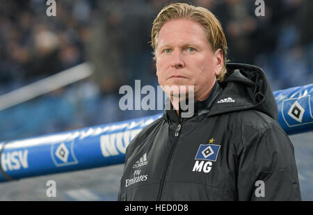 Amburgo, Germania. Xx Dec, 2016. Amburgo coach Markus Gisdol gesti prima Bundesliga tedesca soccer fixture tra Hamburger SV e FC Schalke 04 nel parco Volkspark Stadium di Amburgo, Germania, 20 dicembre 2016 Foto: Axel Heimken/dpa/Alamy Live News Foto Stock