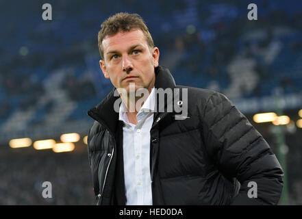 Amburgo, Germania. Xx Dec, 2016. Schalke allenatore Markus Weinzierl dello stadio entra prima Bundesliga tedesca soccer fixture tra Hamburger SV e FC Schalke 04 nel parco Volkspark Stadium di Amburgo, Germania, 20 dicembre 2016. Foto: Axel Heimken/dpa/Alamy Live News Foto Stock