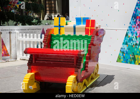 Sydney, Australia. Il 21 dicembre 2016. Albero di natale e Lego Santa in stallo nel centro della citta'. Credit: modello10/Alamy Live News Foto Stock