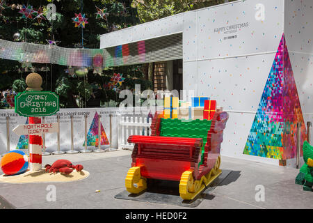 Sydney, Australia. Il 21 dicembre 2016. Albero di natale e Lego Santa in stallo nel centro della citta'. Credit: modello10/Alamy Live News Foto Stock